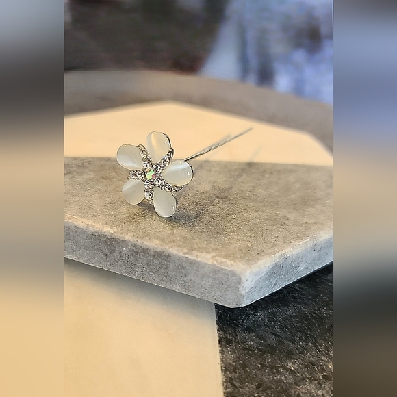 Flower Diamond Style Hair Pin - Weddings/Prom  Updos - Picture 1 of 4
